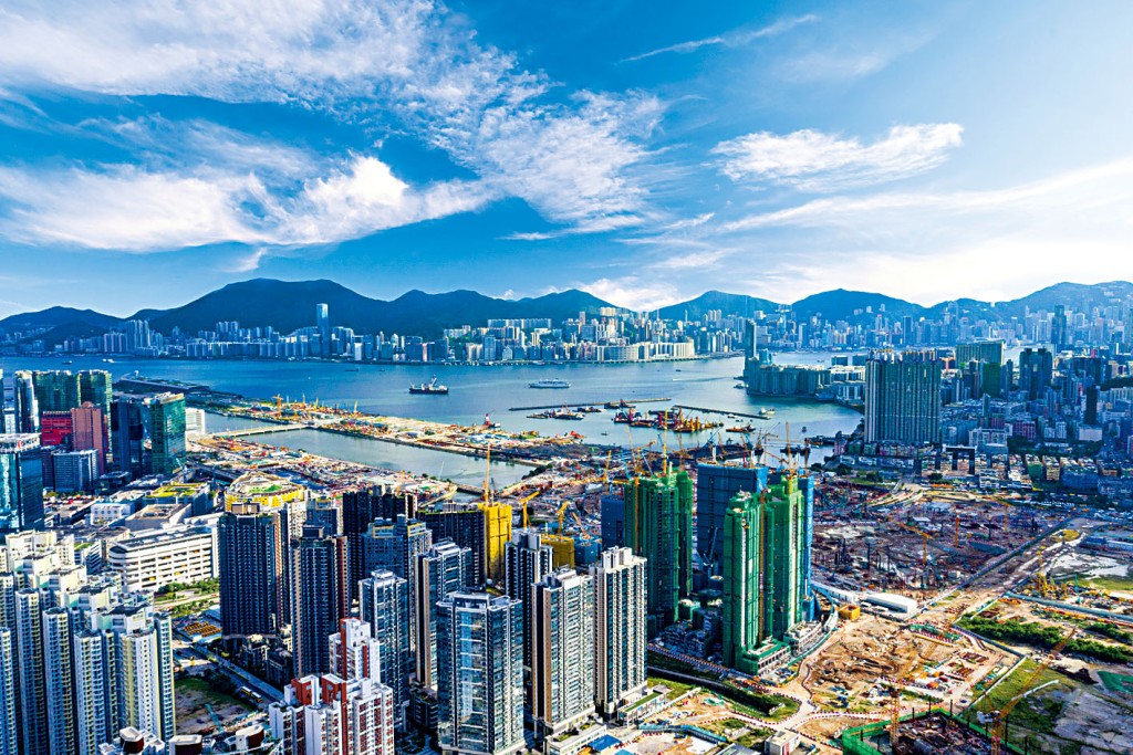 疫情影响所及，粤港驳船航料需暂停一个月，本港建筑物料供应将会中断，全港地盘或被逼停工。