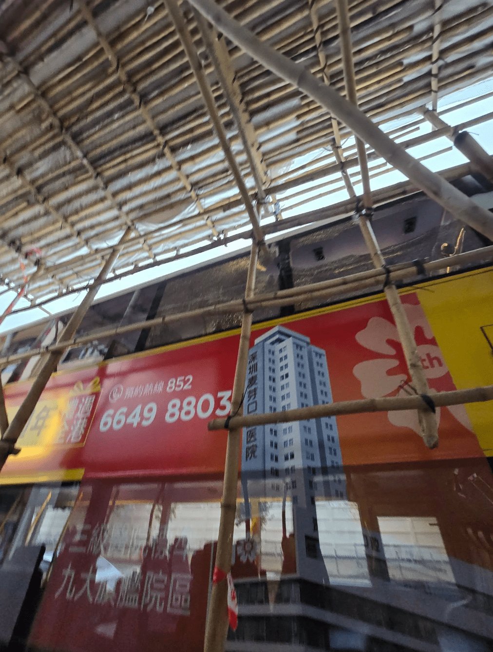 跑馬地周四（13日）下午發生巴士意外，一輛城巴行經黃泥涌道時，疑與大廈外牆棚架發生碰撞。fb「車cam L（香港群組）」