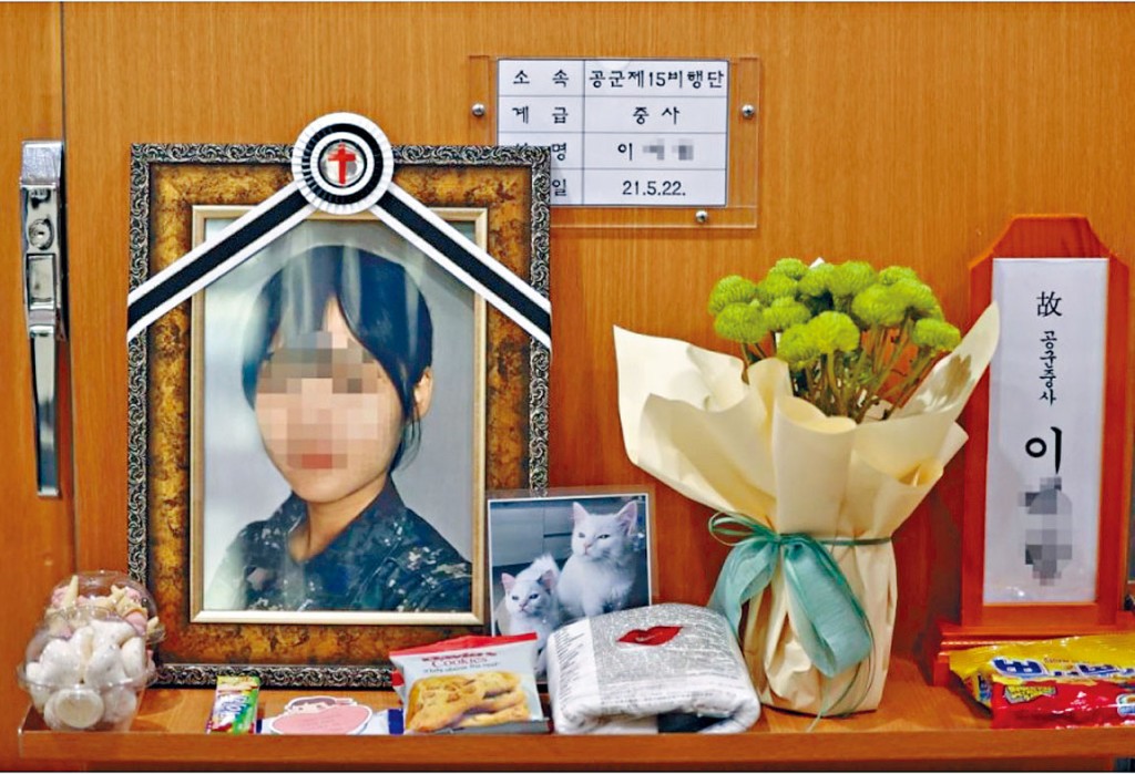 ■李姓女中士的临时祭坛。