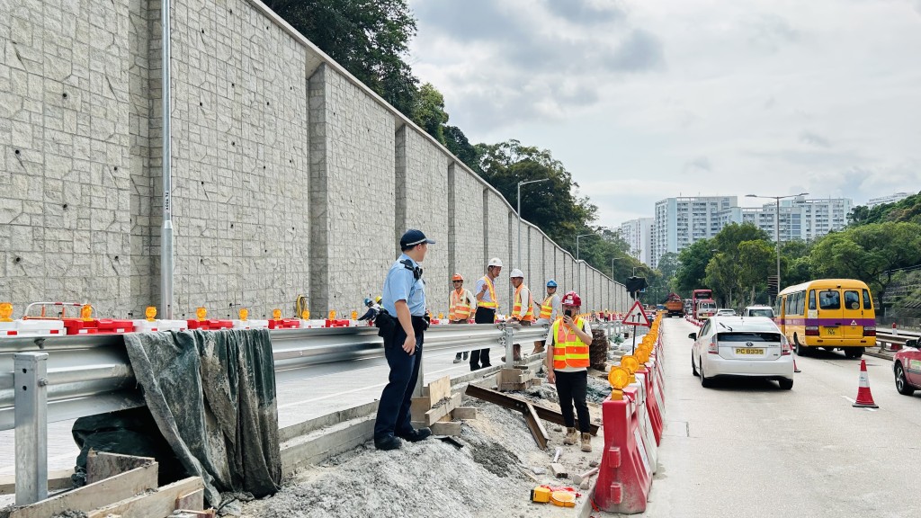 男事主堕到工地路面。