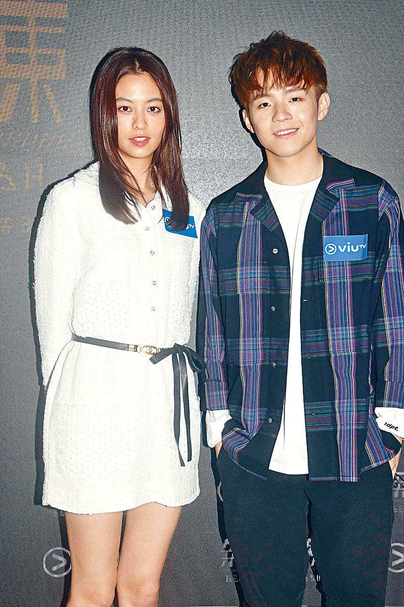 Ian與女友盧慧敏完全身貼身合照。