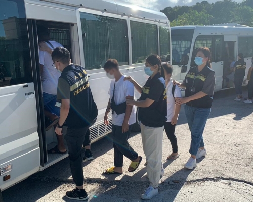 入境處在「曙光行動」中,拘捕12名懷疑非法勞工及5名僱主。政府新聞處圖片