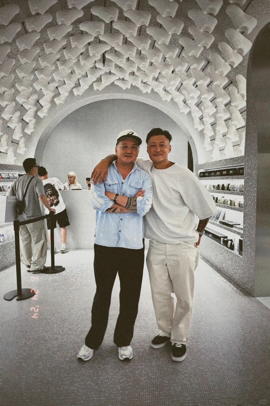 余文乐自己在小红书贴出与Kith Tokyo Director的Junya Matano合照。