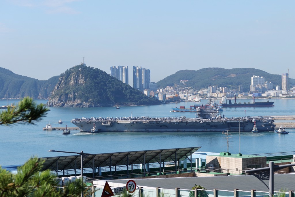 美國海軍航空母艦列根號停泊在南韓釜山港口。路透