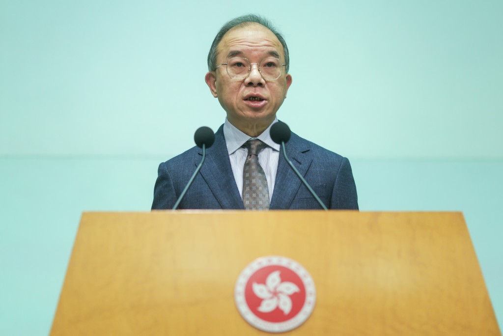 曾國衞以健康理由辭任。