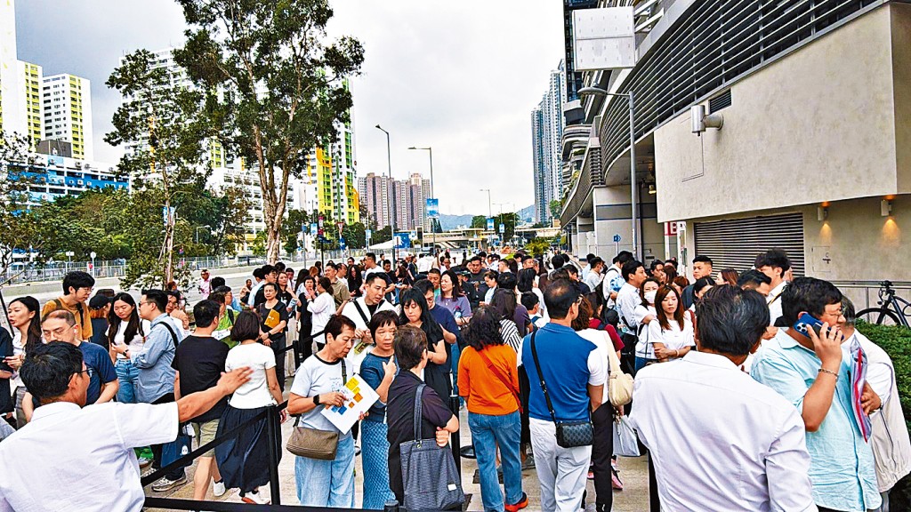 柏傲莊III過去周末再掀睇樓潮，吸引近5000人次到場參觀。