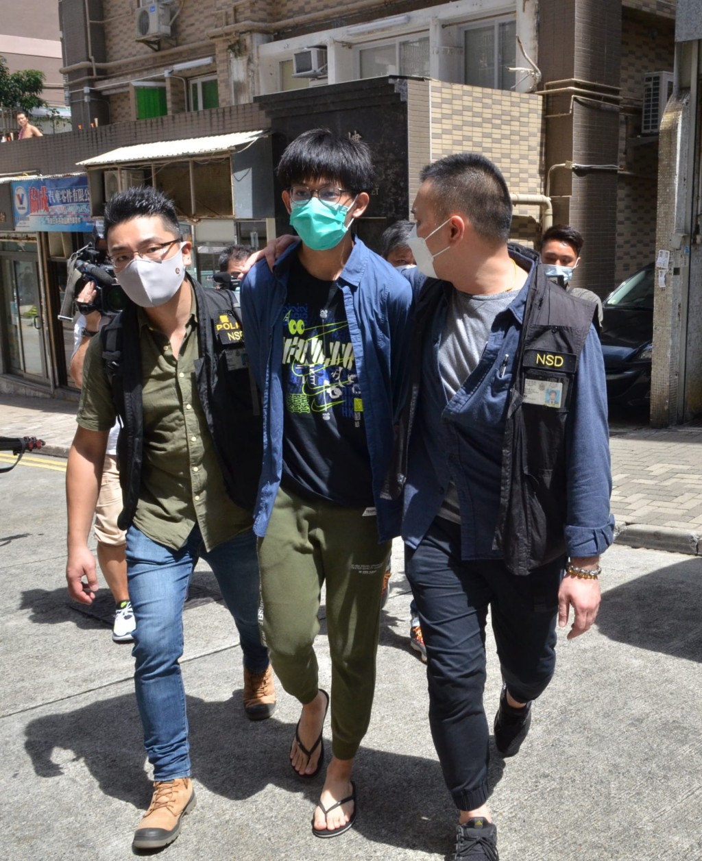 警方押解杜林丞亨到住所搜查。