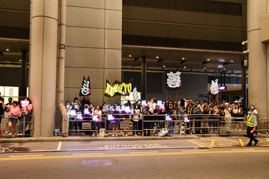 4子從泰國返港,吸引了大批粉絲到機場接機。 4子從泰國返港,吸引了大批粉絲到機場接機。