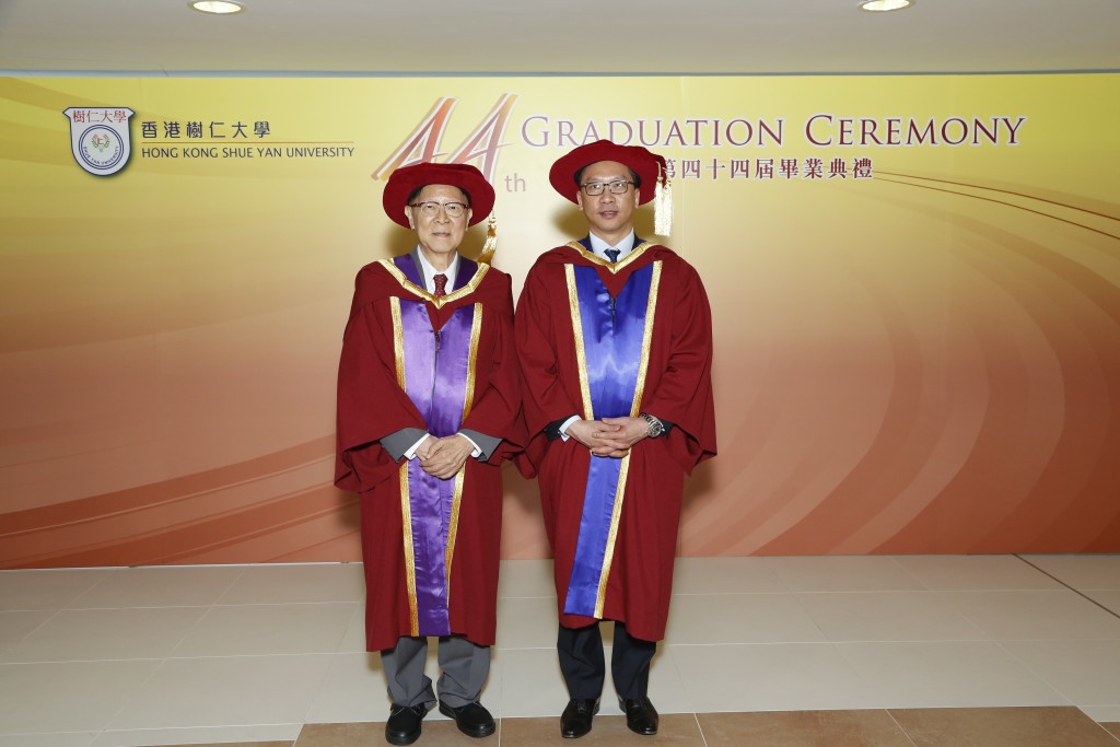 鍾景輝（左）2018年獲香港樹仁大學頒授博士學位。