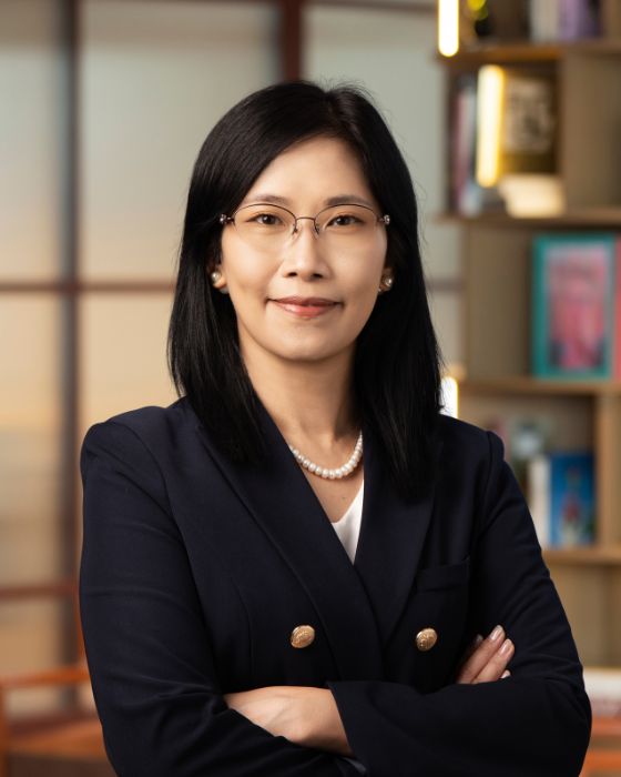 擅長處理樓契的律師朱寶琼指出，即使住戶在自己單位吸煙，若煙灰掉落公共地方或他人單位，有可能違反大廈公契。