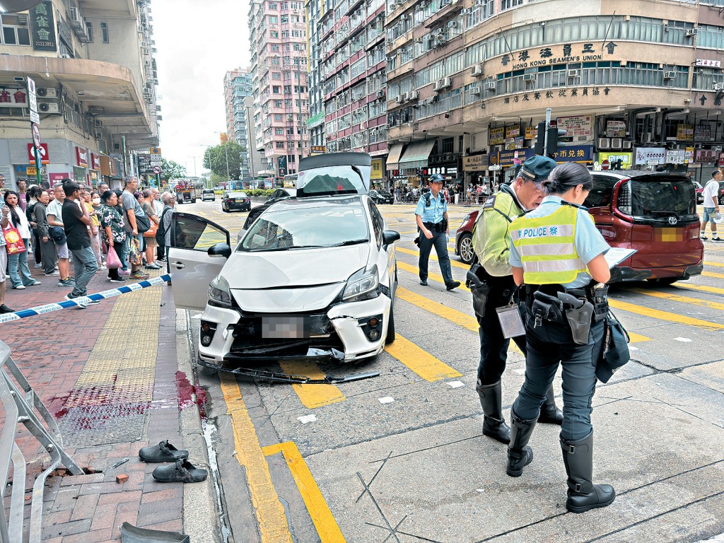 被「毒品快餐車」碰撞的私家車衝至行人路,有途人被撞倒浴血。