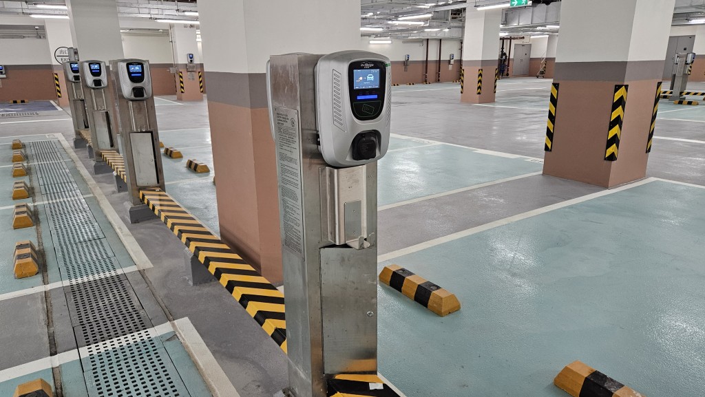 房委會為轄下約150個停車場提供逾4,200個電動車輛充電器。 房委會為轄下約150個停車場提供逾4,200個電動車輛充電器。