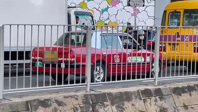 鐵騎士趴在的士車頭，阻止的士司機開車。網上片段截圖