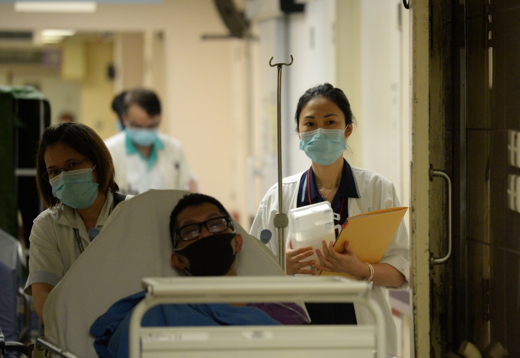 政府34個專業職系的職位空缺總數分別為672、755及720個，分別佔整體專業職系職位約6.7%、7.4%及7%。