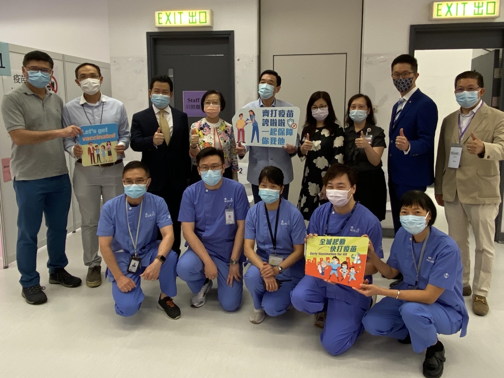 陳肇始（後排左四）到訪位於九龍塘教育服務中心的社區疫苗接種中心。