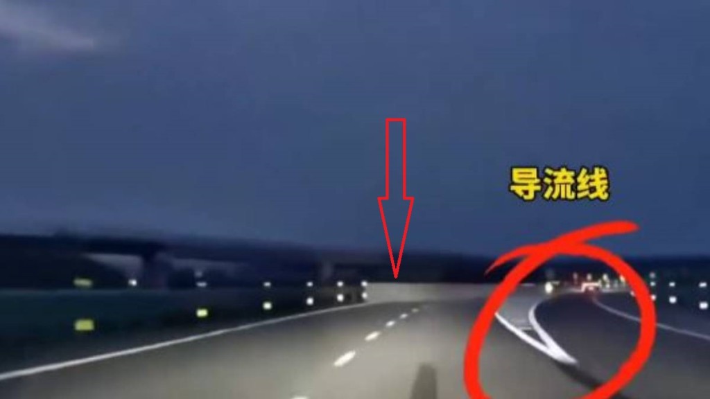 河北石家莊有高速公路標示錯誤，有司機險直撞隔離牆造成傷亡。杭州網