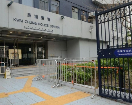 女文員涉在葵涌警署外用雷射筆照射警員。資料圖片