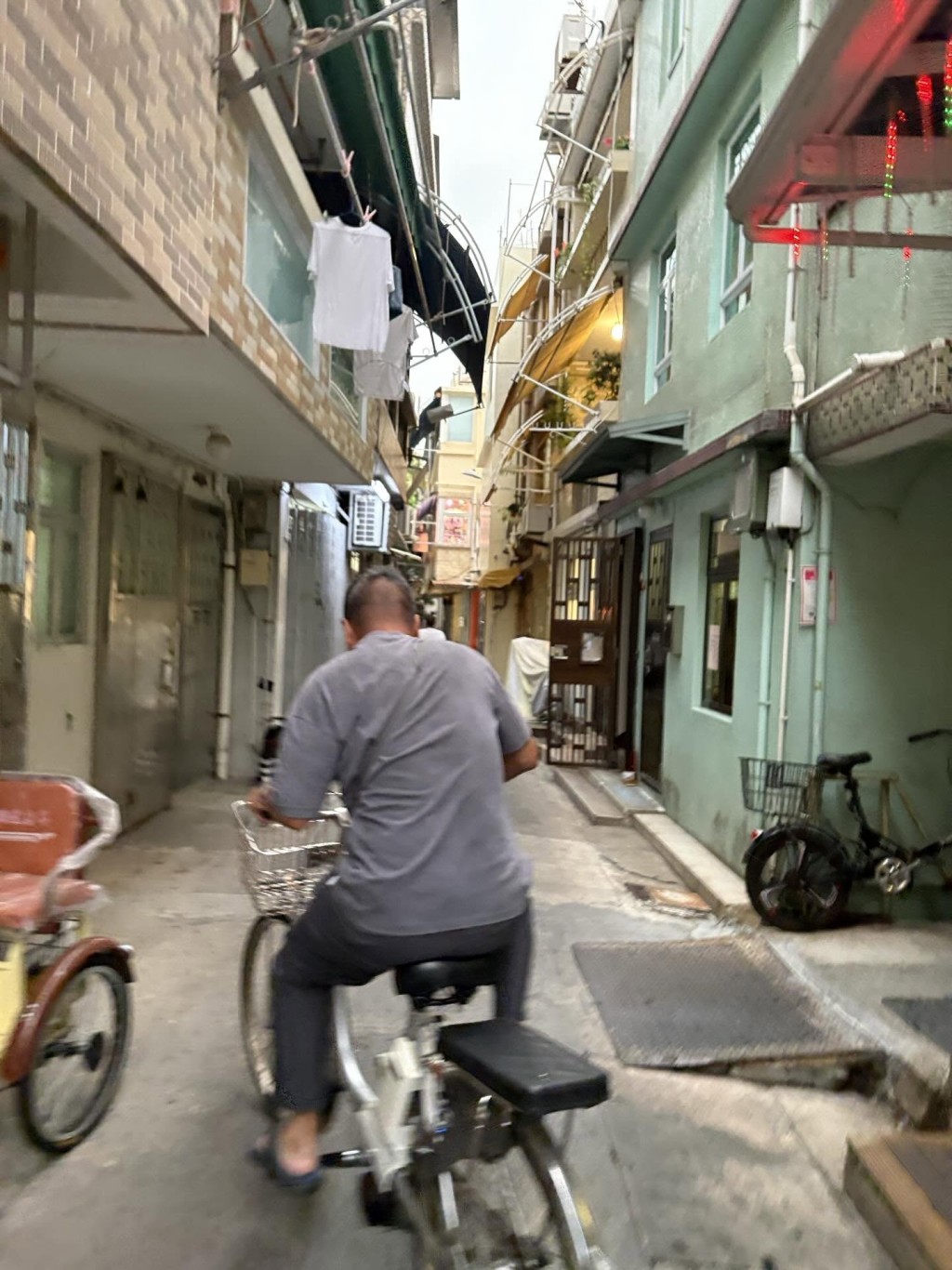 第五至第七張相，男子成功跳上單車，在長洲狹窄的巷弄中穿梭逃走，事主則緊追其後，相片記錄了兩人之間距離被逐漸拉遠的過程。（圖片：000headache＠Threads）