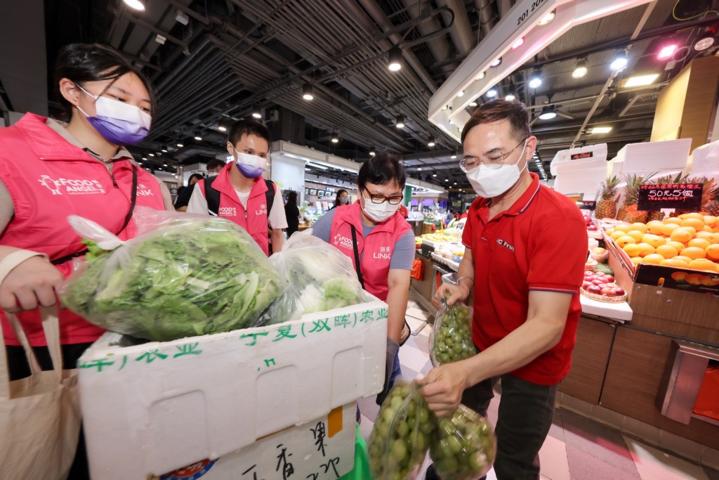 惜食堂在領展旗下鮮活街市向400多個商販回收可食用的蔬菜和水果。