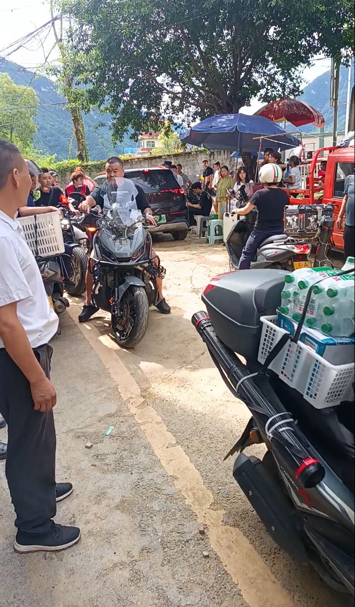 彭水民众自发组成电单车运输队，蚂蚁搬家将生活物资运入安置点。
