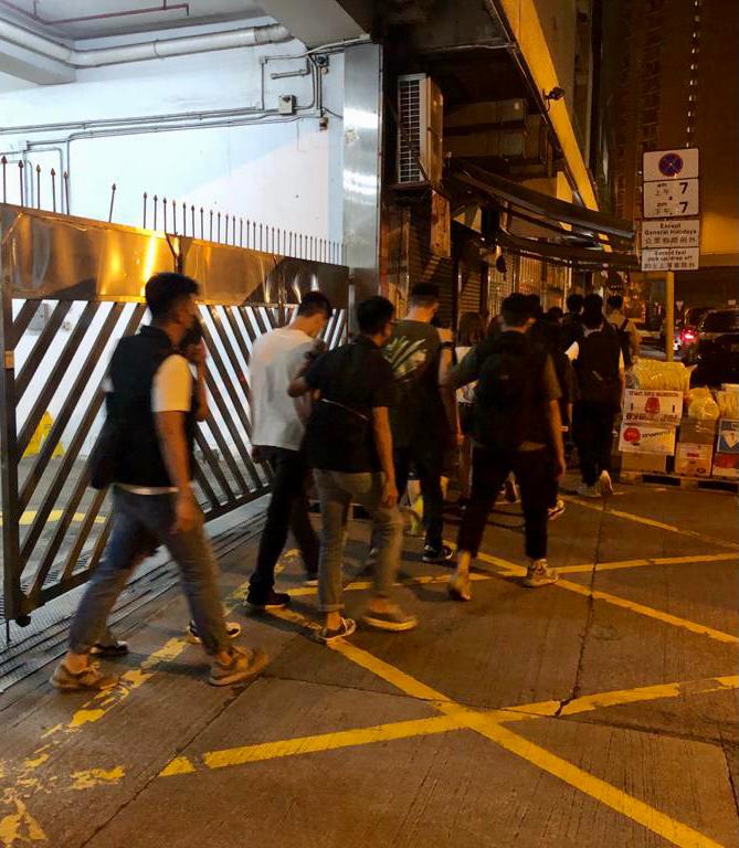 警紅磡冚非法賭檔及無牌酒吧,拘23男女。警方圖片