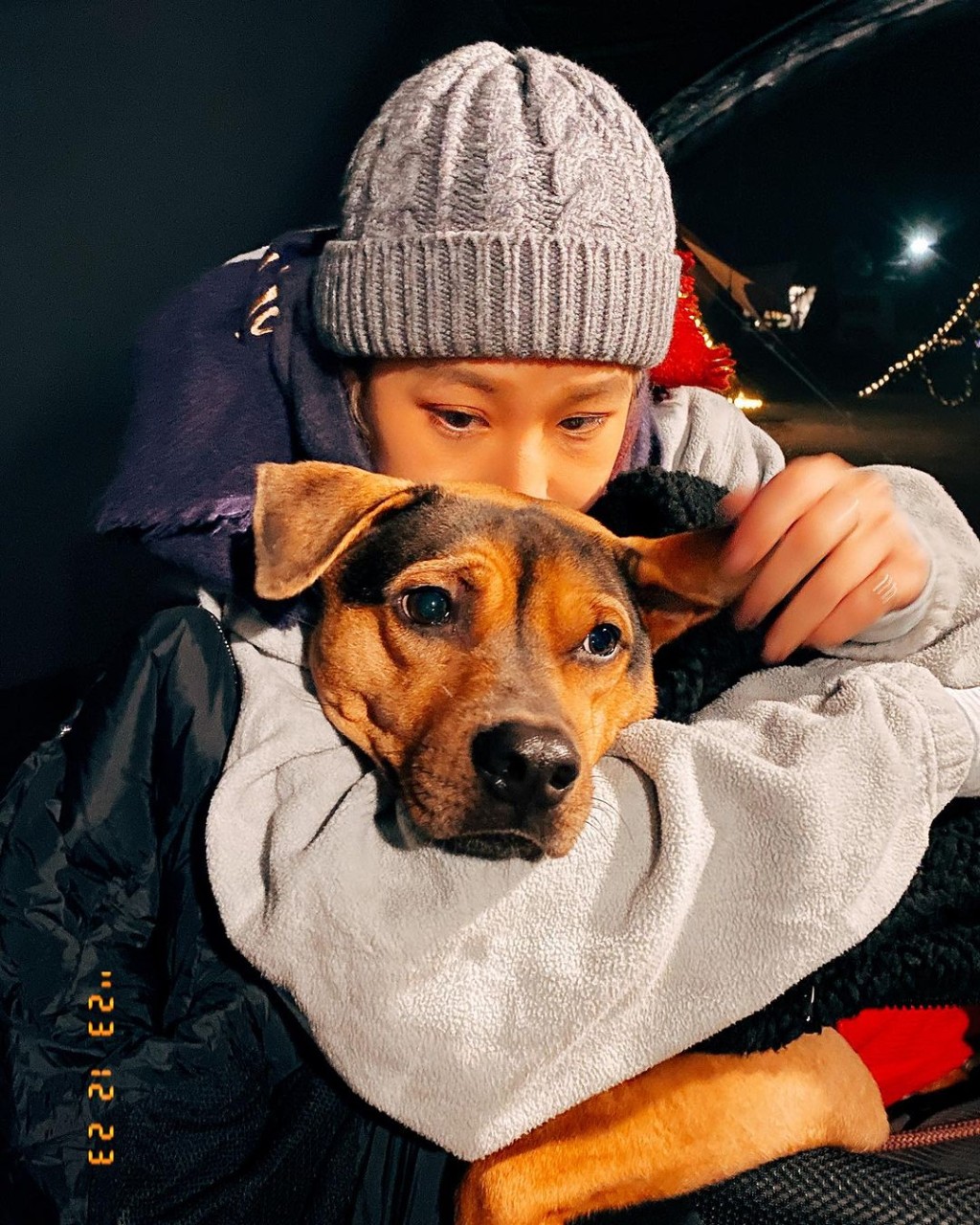 吴嘉禧经常带爱犬去街。