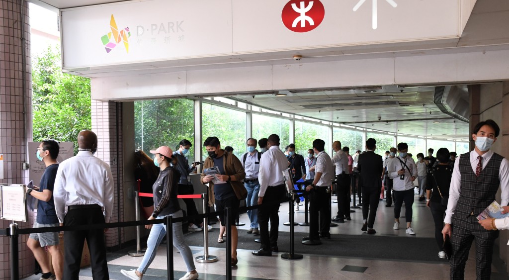 新世界發展（017）與港鐵（066）合作發展的大圍站上蓋樓盤柏傲莊終於開盤，首日上周六開始開放設於愉景新城的示範單位，予公眾參觀及收票，售樓處一連兩日人頭湧湧。