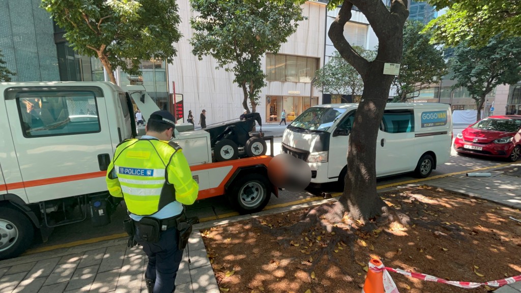 客貨車被拖往扣驗中心。楊偉亨攝