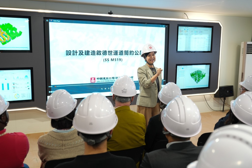 何永賢向參與者介紹簡約公屋啟德世運道項目。何永賢fb圖片 何永賢向參與者介紹簡約公屋啟德世運道項目。何永賢fb圖片