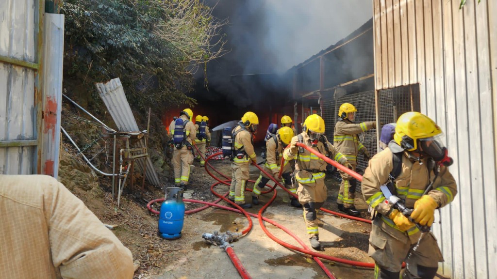 坪輋回收場二級火濃煙衝天 消防處籲市民保持鎮定。消防處FB