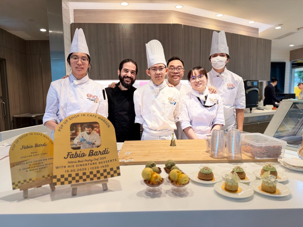 Roger(右三)曾邀請意大利糕點師Fabio Bardi(左二),與ICI學生在ICI的咖啡廳經營期間限定的甜品店,製作一系列特色意式雪糕和甜品。 Roger(右三)曾邀請意大利糕點師Fabio Bardi(左二),與ICI學生在ICI的咖啡廳經營期間限定的甜品店,製作一系列特色意式雪糕和甜品。