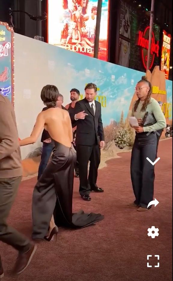 Sam Levinson欲跟Zendaya合照，但經理人拉着她離開。