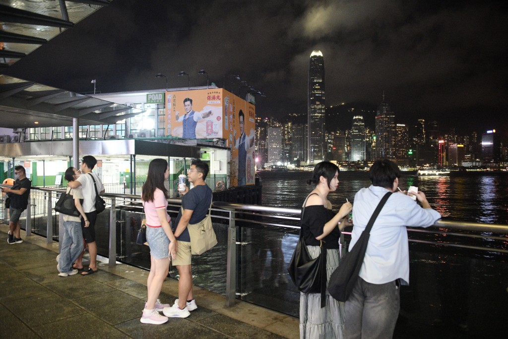 晚上尖沙咀街頭亦有不少市民遊客約會。 晚上尖沙咀街頭亦有不少市民遊客約會。