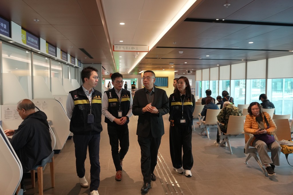 入境處處長郭俊峯到場關心居民補領證件的情況。 入境處處長郭俊峯到場關心居民補領證件的情況。