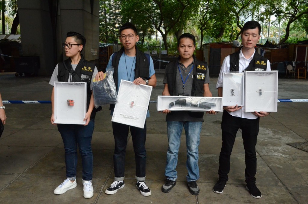 警方檢獲已上膛霰彈槍及7粒子彈。