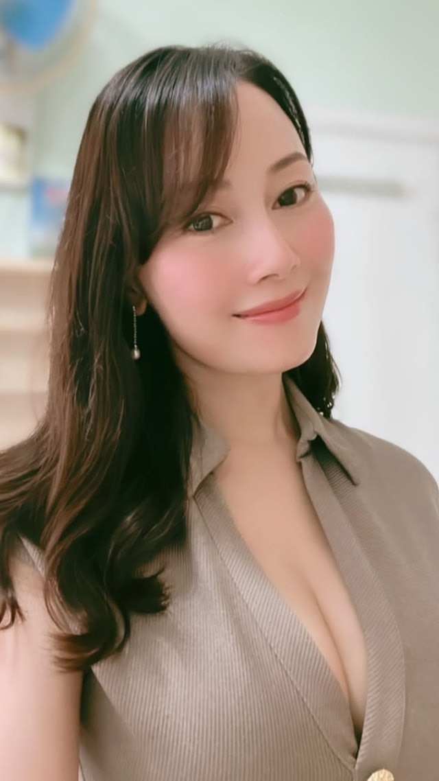 完全凸顯袁嘉敏的豐滿身材。 完全凸顯袁嘉敏的豐滿身材。