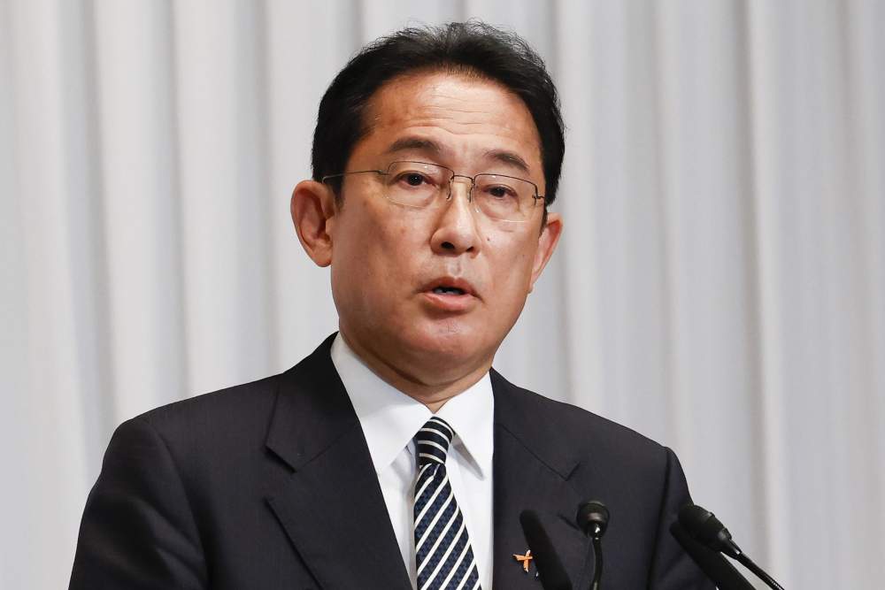 日本首相岸田文雄宣布，1月8日起从中国入境日本的旅客必须附有新冠病毒阴性证明，入境后需核酸检测。AP