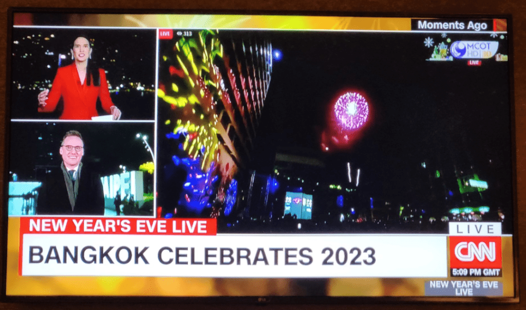 美國CNN播台北101大樓跨年煙花情況，標題卻誤寫「曼谷慶祝2023年」。 TWITTER圖