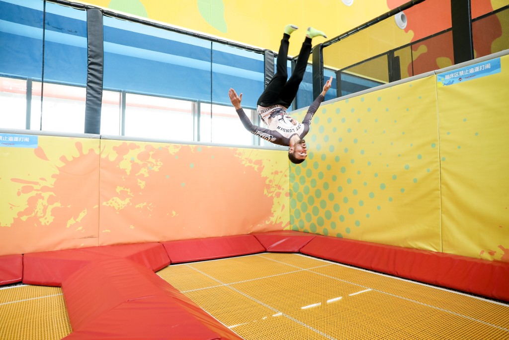 廣州融創體育世界有跳彈床設施。