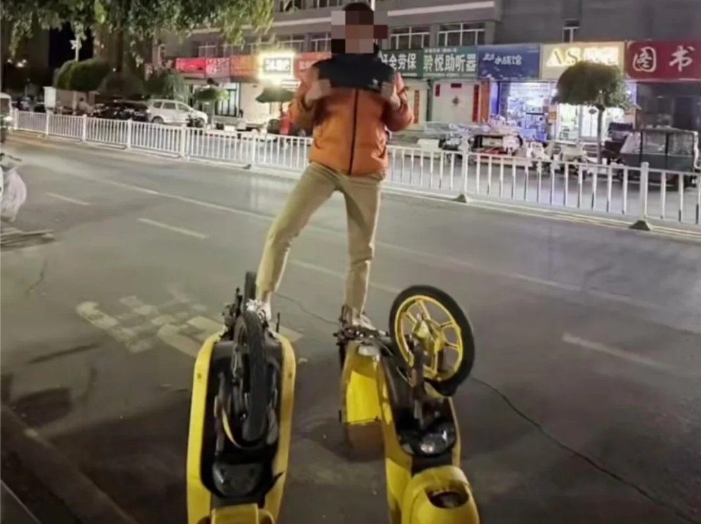 个别博主的行为，掀起共享电单车倒立歪风。 小红书