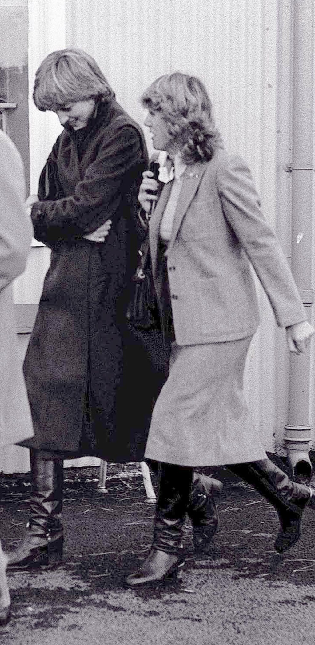 卡米拉与查理斯一直保持好友好关系，1980年10月24日，尚未和查理斯订婚的戴安娜（左）与卡米拉一同现身Ludlow赛马场。 美联社