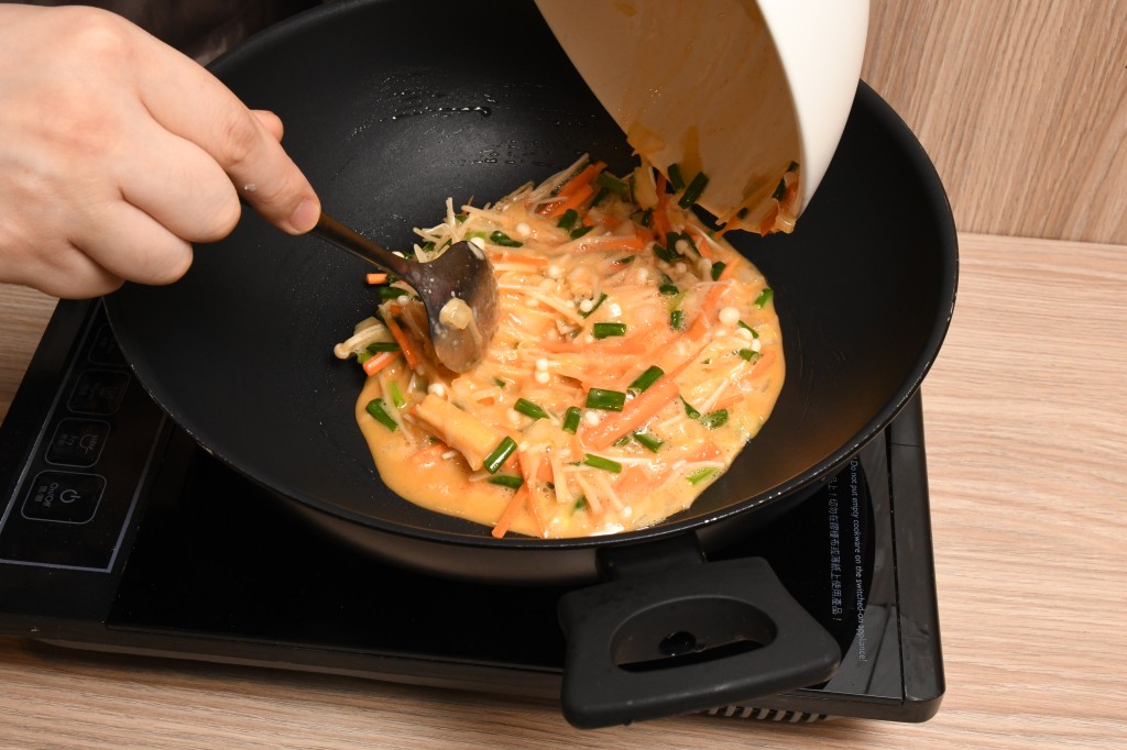 Step 7: 镬内烧热油，加入面糊。 Heat oil in a pan. Add the batter.