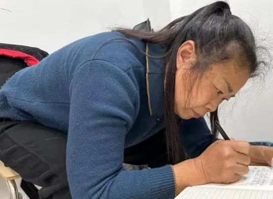 来自北京的史永雪，趁课间休息在补笔记，她期望成为一位武打演员。 潮新闻