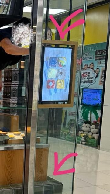 網民的查問獲樓主現身回應，附上有箭 咀指示的圖片指「玻璃，指住嗰塊板， 同埋指住嗰條罅」。fb「麗港城討論區」截圖