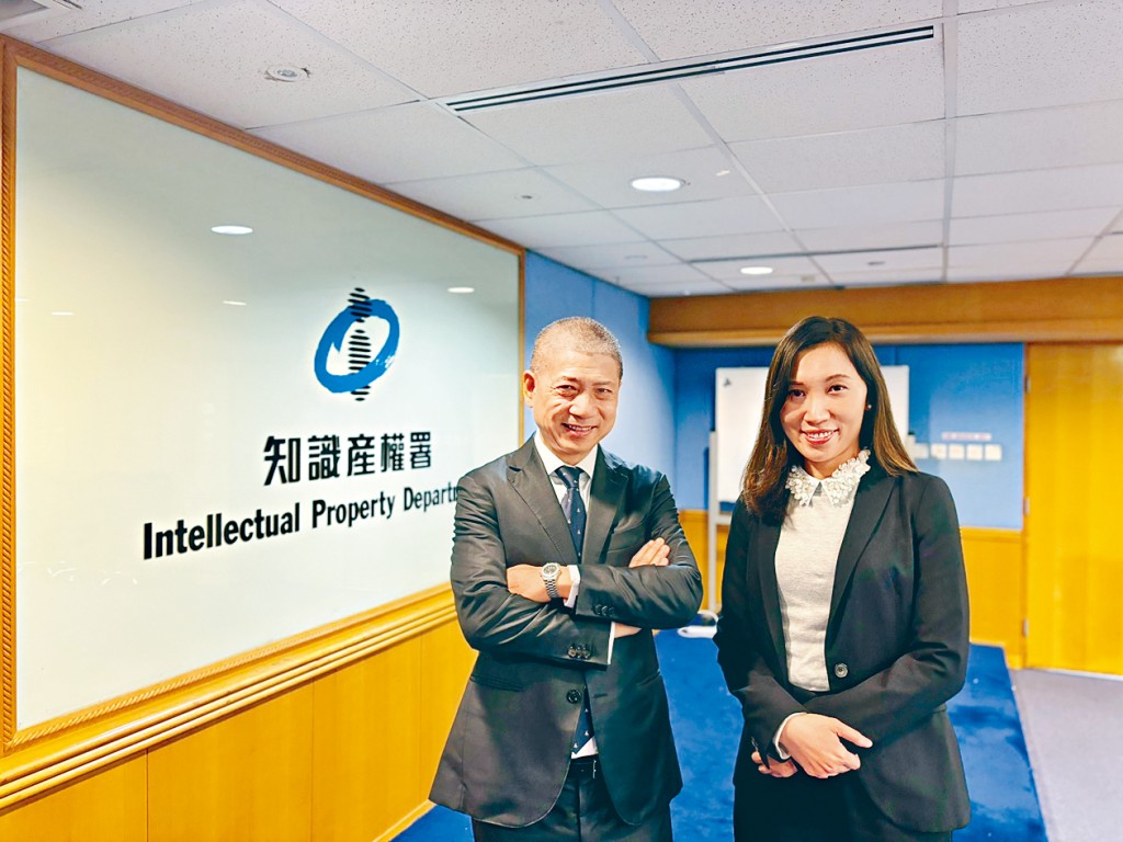 黃福來指，在數碼環境中，怎樣保護知識產權是未來的重大課題。右為高級專利審查主任（策略）關曉彤。