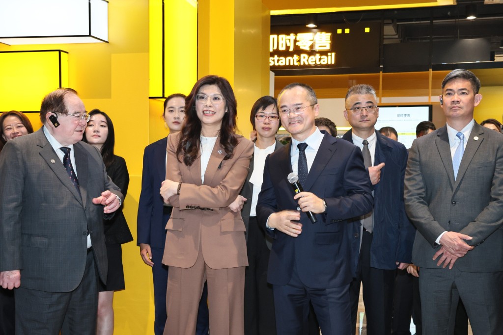 郑丽文一行在上海参观美团公司总部。 中新社