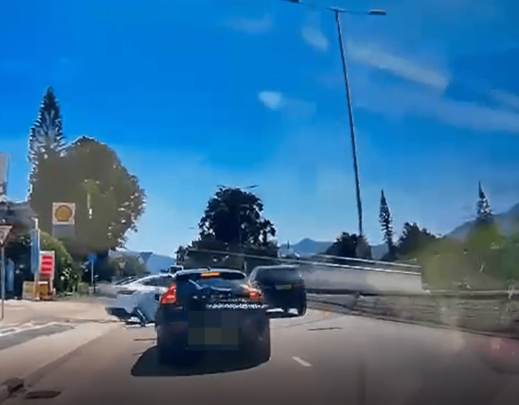 Tesla駛出行車路時懷疑收制不及，失控撞壆向左翻側。影片截圖