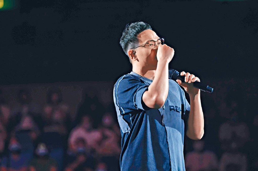 ■6号在台上哽咽透露母亲于去年离世。
