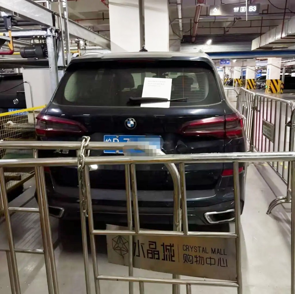 寶馬已停泊商場逾11個月，泊車費用不斷累積。