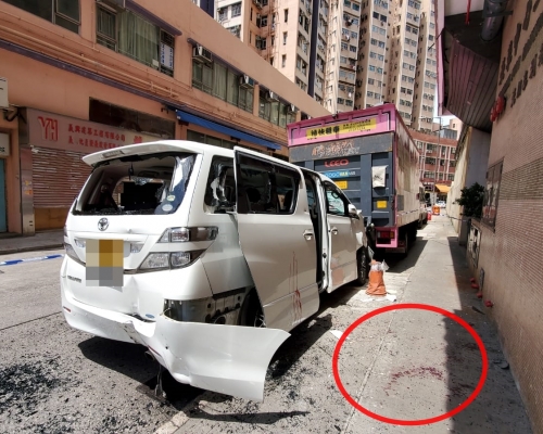 涉事的七人车车身及行人路留下血迹。 欧阳伟光摄